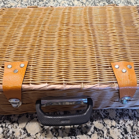 Rattan luggage/picnic basket - Picture 1 of 9